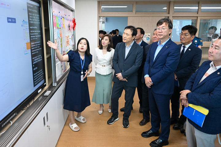 [안산=뉴시스]이민근 안산시장(사진 왼쪽에서 네 번째)이 6월17일 임태희 경기도교육청 교육감(사진 왼쪽에서 세 번째) 등과 원곡초등학교에서 자동번역 프로그램을 내장한 칠판에 대해 설명을 듣고 있다.(사진=안산시 제공)2025.11.15.photo@newsis.com *재판매 및 DB 금지
