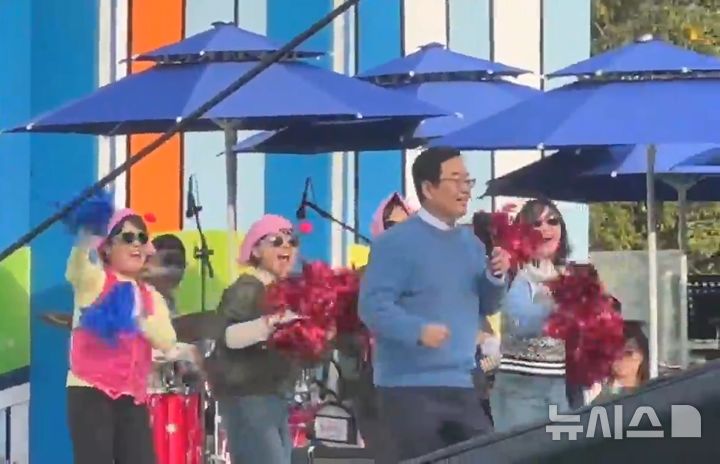 [광주=뉴시스] 지난 6일 광주 북구 동강대에서 열린 전국노래자랑 사전녹화, 문인(가운데) 광주 북구청장 뒤로 여성 간부 직원들이 춤을 추고 있다. (사진 = 독자 제공) photo@newsis.com