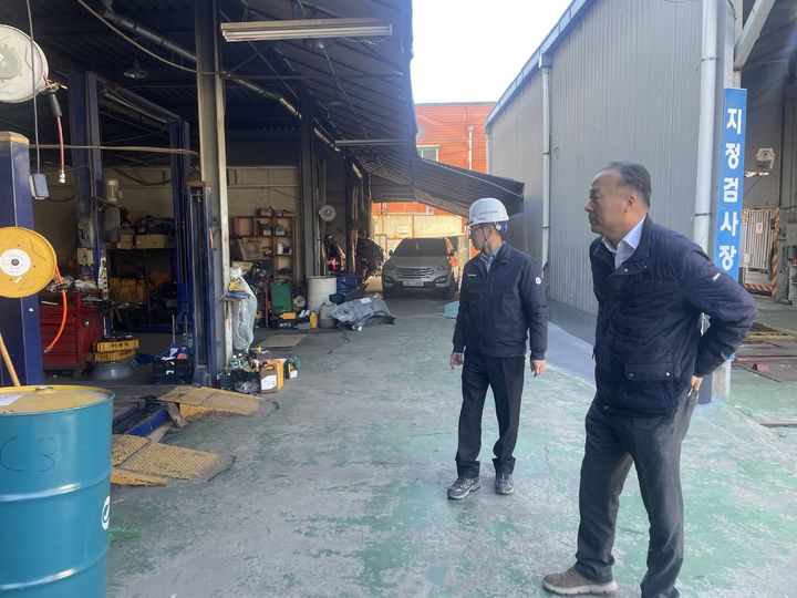 [수원=뉴시스] 사업장을 둘러보고 있는 오기환 고용노동부 경기지청장의 모습. (사진=노동부 경기지청 제공) 2025.11.15. photo@newsis.com *재판매 및 DB 금지