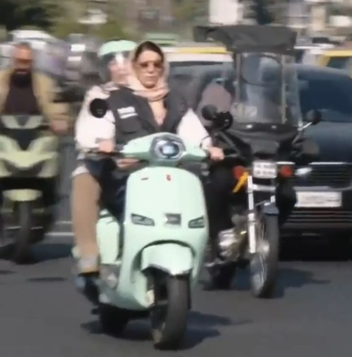 [뉴시스] 오토바이를 타는 이란 여성. (사진=더선 갈무리) *재판매 및 DB금지 *재판매 및 DB 금지