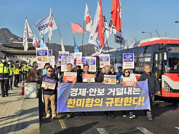 [서울=뉴시스] 조수원 기자 = 15일 서울 종로구 광화문 광장에서 진보단체 트럼프위협저지공동행동과 자주통일평화연대가 행진하고 있다.2025.11.15. tide1@newsis.com *재판매 및 DB 금지