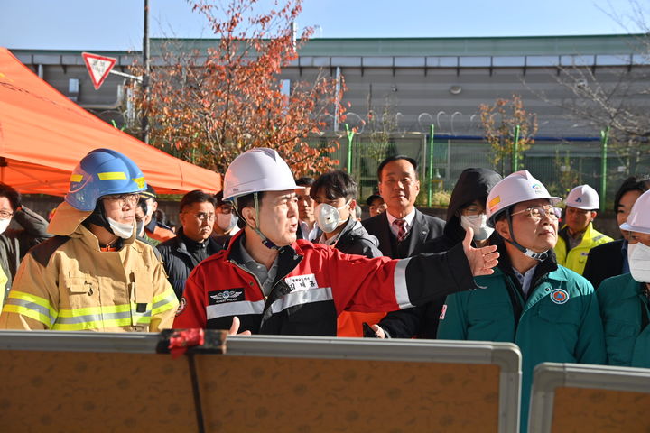 [천안=뉴시스] 김태흠 충남도지사가 15일 발생한 천안시 풍세면 물류센터 화재 현장을 방문했다. (사진=충청남도 제공) 2025.11.15  photo@newsis.com *재판매 및 DB 금지