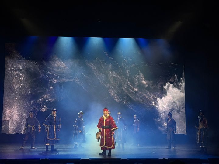 [아산=뉴시스] 뮤지컬 성웅의 이순신 등장 장면. (사진=아산문화재단 제공) 2025.11.15 photo@newsis.com *재판매 및 DB 금지