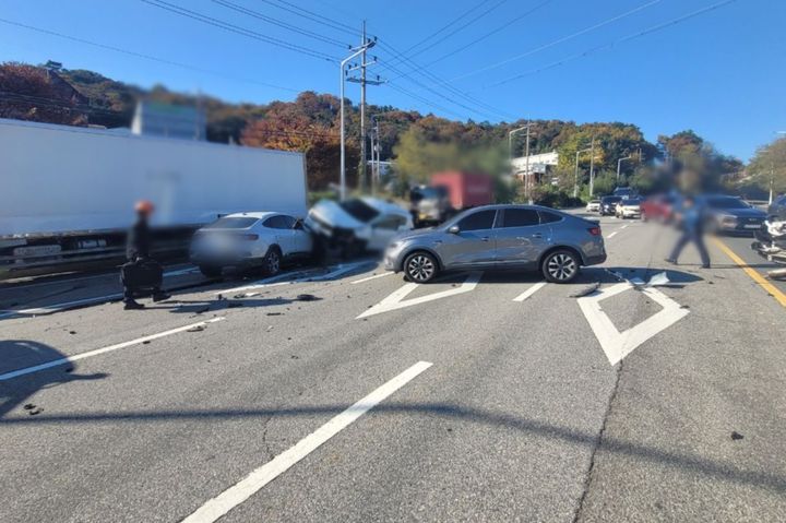 [부산=뉴시스] 15일 오후 부산 기장군의 한 도로에서 4중 추돌사고가 발생, 1명이 다쳤다. (사진=부산경찰청 제공) 2025.11.15. photo@newsis.com *재판매 및 DB 금지