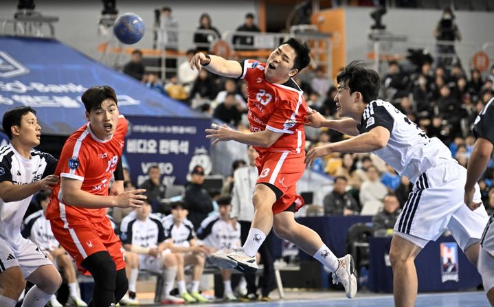 [서울=뉴시스] 핸드볼 SK호크스의 김동철. (사진=한국핸드볼연맹 제공) *재판매 및 DB 금지