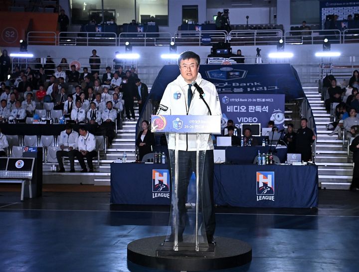 [서울=뉴시스] 신한SOL뱅크 2025~2026시즌 핸드볼 H리그 개막식에서 축사를 진행한 김대현 문화체육관광부 제2차관. (사진=한국핸드볼연맹 제공) *재판매 및 DB 금지