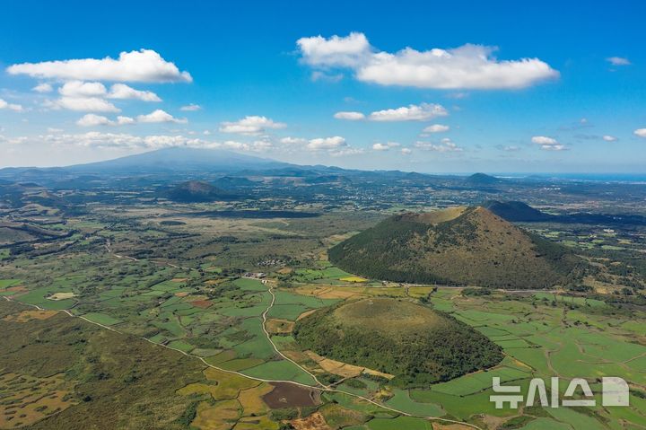 [제주=뉴시스] 임재영 기자 = 제주시 구좌읍 아끈다랑쉬오름, 다랑쉬오름 등 동부지역 오름 군락. (사진=뉴시스DB) ijy788@newsis.com
