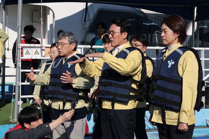 [서울=뉴시스] 홍효식 기자 = 김민석 국무총리와 정근식 서울시교육감이 지난 14일 서울 광진구 한강 뚝섬지구 한강수상안전교육장을 찾아 운영 현황 등 안점검검을 하고 있다. (사진=서울시교육청 제공) 2025.11.15. photo@newsis.com *재판매 및 DB 금지