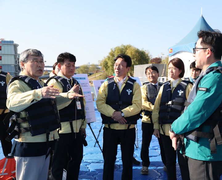 [서울=뉴시스] 홍효식 기자 = 김민석 국무총리와 정근식 서울시교육감이 지난 14일 서울 광진구 한강 뚝섬지구 한강수상안전교육장을 찾아 운영 현황 등 안점검검을 하고 있다. (사진=서울시교육청 제공) 2025.11.15. photo@newsis.com *재판매 및 DB 금지
