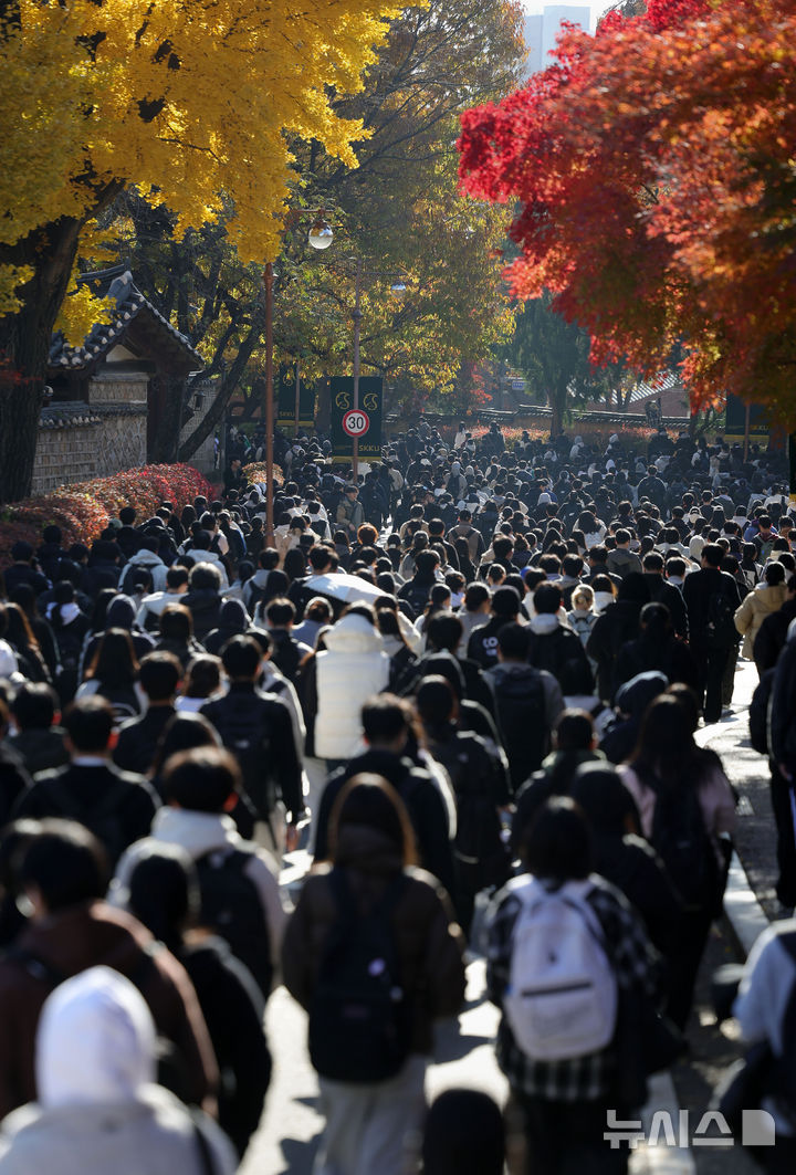 [서울=뉴시스] 홍효식 기자 = 15일 오전 서울 종로구 성균관대학교에서 열린 2026학년도 수시모집 논술시험을 마친 수험생들이 고사장을 나서고 있다. 2025.11.15. yesphoto@newsis.com