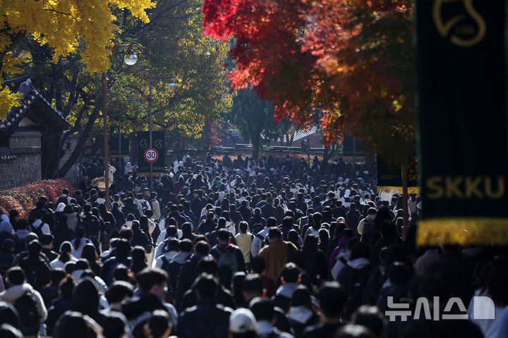 [서울=뉴시스] 홍효식 기자 = 15일 오전 서울 종로구 성균관대학교에서 열린 2026학년도 수시모집 논술시험을 마친 수험생들이 고사장을 나서고 있다. 2025.11.15. yesphoto@newsis.com
