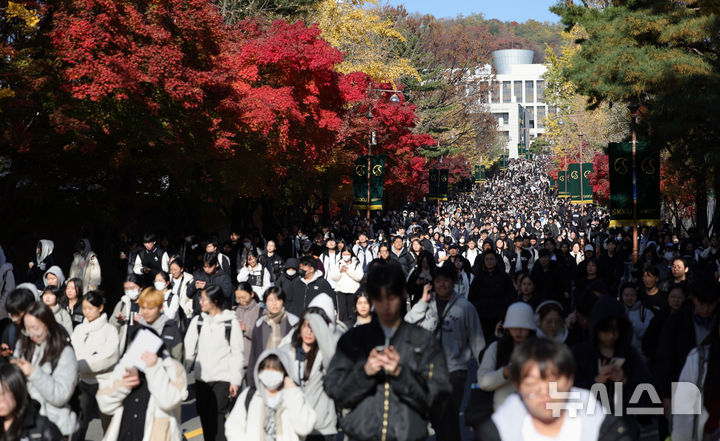 [서울=뉴시스] 홍효식 기자 = 15일 오전 서울 종로구 성균관대학교에서 열린 2026학년도 수시모집 논술시험을 마친 수험생들이 고사장을 나서고 있다. 2025.11.15. yesphoto@newsis.com