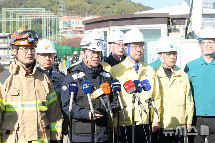 [울산=뉴시스] 배병수 기자 = 15일 오전 울산 남구 용잠동 한국동서발전 울산화력발전소 대형 구조물 붕괴현장에서 김영훈 고용노동부장관이 매몰자 사고수습을 마무리하며 현장 브리핑을 하고 있다.2025.11.15.bbs@newsis.com.