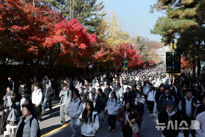 [서울=뉴시스] 홍효식 기자 = 15일 오전 서울 종로구 성균관대학교에서 열린 2026학년도 수시모집 논술시험을 마친 수험생들이 고사장을 나서고 있다. 2025.11.15. yesphoto@newsis.com