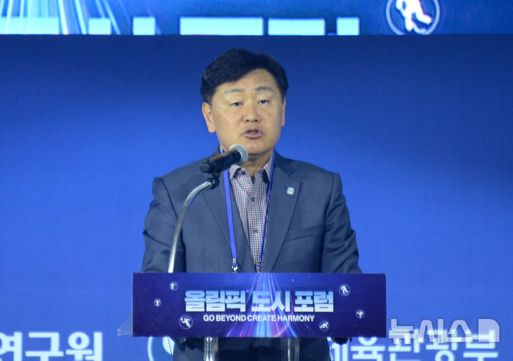 [전주=뉴시스] 김얼 기자 = 김관영 전북특별자치도지사가 15일 전북 전주시 전북대학교에서 열린 '2025 올림픽 도시포럼'에 참석해 환영사를 하고 있다. 2025.11.15. pmkeul@newsis.com