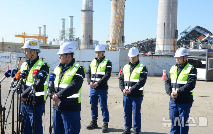 [울산=뉴시스] 배병수 기자 = 15일 오전 울산 남구 용잠동 한국동서발전 울산화력발전소 대형 구조물 붕괴현장에서 공사 하청업체 코리아카코 관계자들이 매몰자 사고수습을 마무리하며 현장 브리핑을 하고 있다.2025.11.15.bbs@newsis.com.