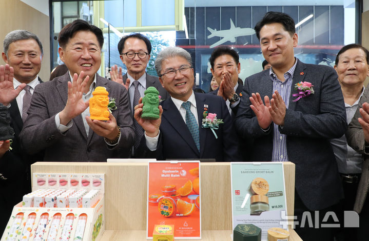 [제주=뉴시스] 우장호 기자 = 오영훈(앞줄 왼쪽부터) 제주지사와 이상봉 제주도의회 의장, 한권 제주도의원이 15일 오후 제주시 건입동 칠성통에서 문을 연 제주여행자센터를 찾아 내부 시설을 둘러보고 있다. 2025.11.15. woo1223@newsis.com