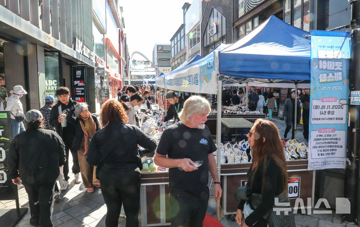 [제주=뉴시스] 우장호 기자 = 15일 오후 제주시 건입동 칠성통에서 제주칠성로 상점가가 주관하고 제주도와 제주시, 원도심활성화자율상권조합이 주최한 '칠성로 굿데이 페스타'에 도민과 관광객들의 발걸음이 이어지고 있다. 2025.11.15. woo1223@newsis.com