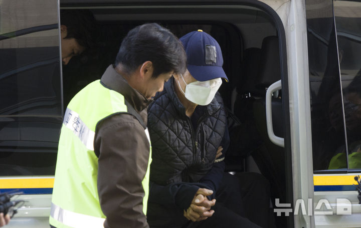 [부천=뉴시스] 김근수 기자 = 경기 부천 제일시장에서 트럭 돌진사고를 낸 60대 운전자 A씨가 15일 오후 경기 부천시 인천지방법원 부천지원에서 열린 구속 전 피의자 심문(영장실질심사)에 출석하고 있다. 2025.11.15. ks@newsis.com