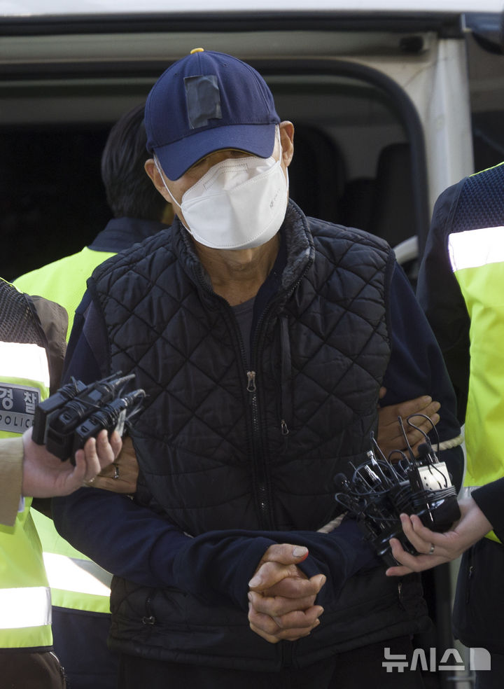 [부천=뉴시스] 김근수 기자 = 경기 부천 제일시장에서 트럭 돌진사고를 낸 60대 운전자 A씨가 15일 오후 경기 부천시 인천지방법원 부천지원에서 열린 구속 전 피의자 심문(영장실질심사)에 출석하고 있다. 2025.11.15. ks@newsis.com