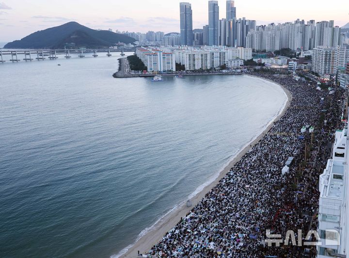  [부산=뉴시스] 하경민 기자 = '제20회 부산불꽃축제'가 열린 15일 부산 수영구 광안리해수욕장 백사장에 관람객들이 몰려 발 디딜 틈 없이 붐비고 있다. 2025.11.15. yulnetphoto@newsis.com