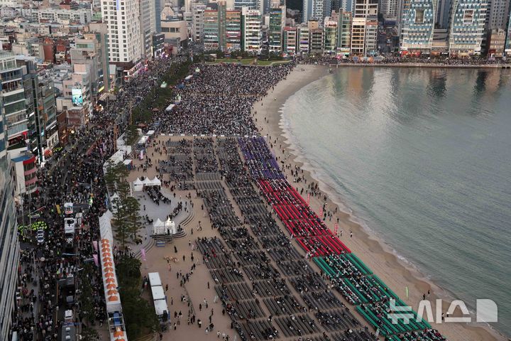  [부산=뉴시스] 하경민 기자 = '제20회 부산불꽃축제'가 열린 15일 부산 수영구 광안리해수욕장 백사장에 관람객들이 몰려 발 디딜 틈 없이 붐비고 있다. 2025.11.15. yulnetphoto@newsis.com