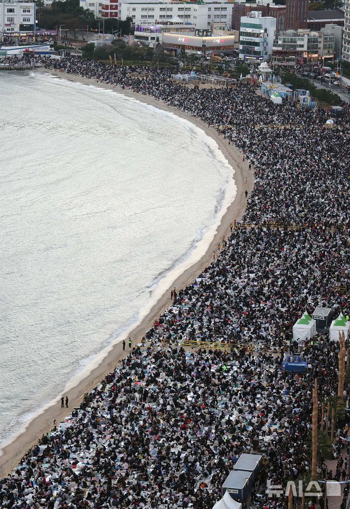  [부산=뉴시스] 하경민 기자 = '제20회 부산불꽃축제'가 열린 15일 부산 수영구 광안리해수욕장 백사장에 관람객들이 몰려 발 디딜 틈 없이 붐비고 있다. 2025.11.15. yulnetphoto@newsis.com