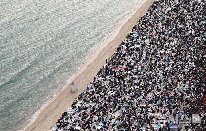  [부산=뉴시스] 하경민 기자 = '제20회 부산불꽃축제'가 열린 15일 부산 수영구 광안리해수욕장 백사장에 관람객들이 몰려 발 디딜 틈 없이 붐비고 있다. 2025.11.15. yulnetphoto@newsis.com