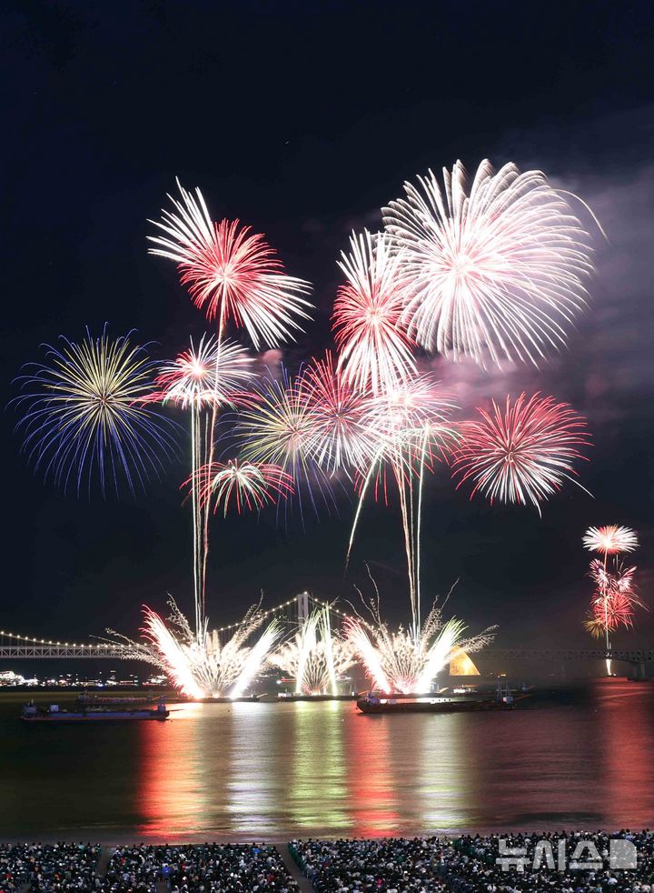  [부산=뉴시스] 하경민 기자 = '제20회 부산불꽃축제'가 열린 15일 부산 수영구 광안리해수욕장 일대에서 광안대교를 배경으로 화려한 불꽃쇼가 펼쳐지고 있다. 2025.11.15. yulnetphoto@newsis.com