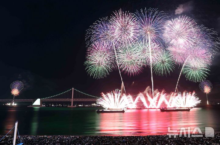  [부산=뉴시스] 하경민 기자 = '제20회 부산불꽃축제'가 열린 15일 부산 수영구 광안리해수욕장 일대에서 광안대교를 배경으로 화려한 불꽃쇼가 펼쳐지고 있다. 2025.11.15. yulnetphoto@newsis.com