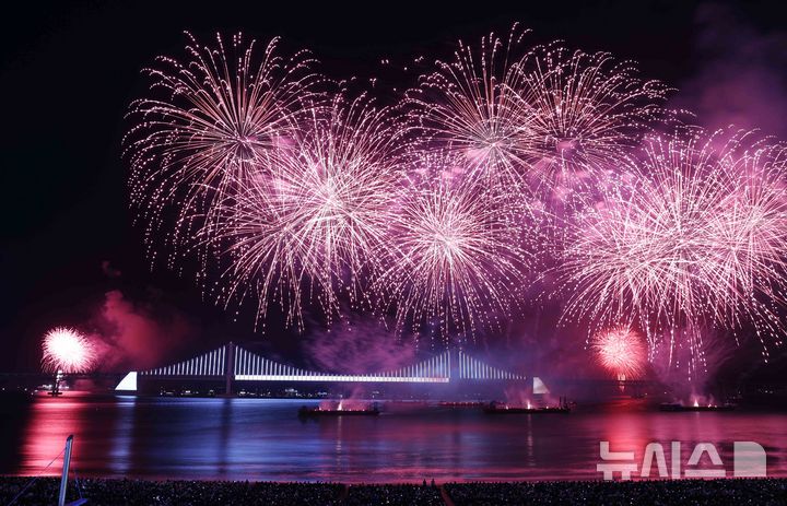  [부산=뉴시스] 하경민 기자 = '제20회 부산불꽃축제'가 열린 15일 부산 수영구 광안리해수욕장 일대에서 광안대교를 배경으로 화려한 불꽃쇼가 펼쳐지고 있다. 2025.11.15. yulnetphoto@newsis.com