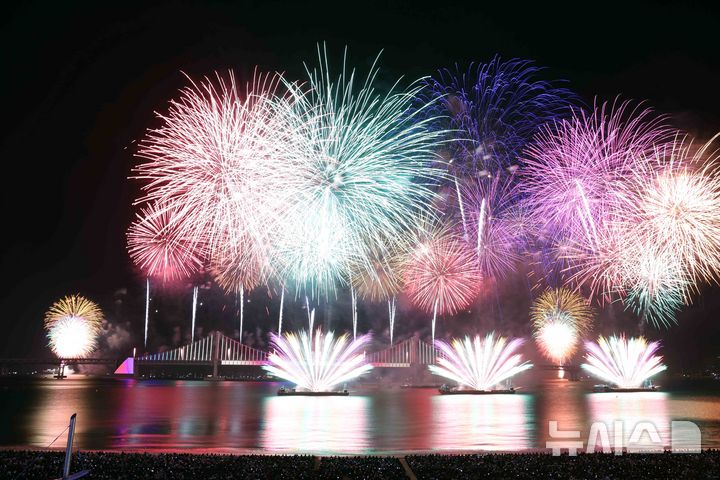  [부산=뉴시스] 하경민 기자 = '제20회 부산불꽃축제'가 열린 15일 부산 수영구 광안리해수욕장 일대에서 광안대교를 배경으로 화려한 불꽃쇼가 펼쳐지고 있다. 2025.11.15. yulnetphoto@newsis.com