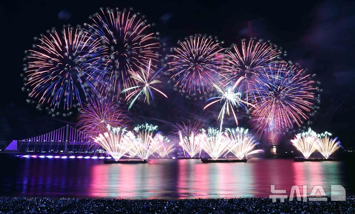  [부산=뉴시스] 하경민 기자 = '제20회 부산불꽃축제'가 열린 15일 부산 수영구 광안리해수욕장 일대에서 광안대교를 배경으로 화려한 불꽃쇼가 펼쳐지고 있다. 2025.11.15. yulnetphoto@newsis.com