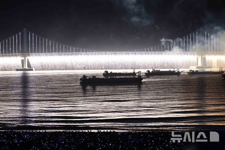  [부산=뉴시스] 하경민 기자 = '제20회 부산불꽃축제'가 열린 15일 부산 수영구 광안리해수욕장 일대에서 광안대교를 배경으로 화려한 불꽃쇼가 펼쳐지고 있다. 2025.11.15. yulnetphoto@newsis.com