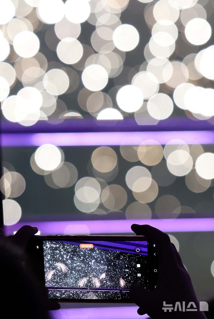  [부산=뉴시스] 하경민 기자 = '제20회 부산불꽃축제'가 열린 15일 부산 수영구 광안리해수욕장 일대에서 광안대교를 배경으로 화려한 불꽃쇼가 펼쳐지고 있다. 2025.11.15. yulnetphoto@newsis.com