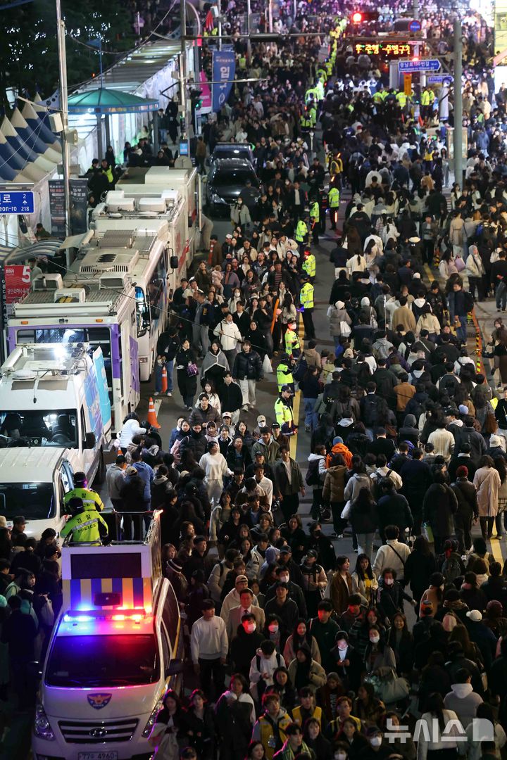  [부산=뉴시스] 하경민 기자 = '제20회 부산불꽃축제'가 열린 15일 부산 수영구 광안리해수욕장 도로에서 관람객들이 귀가하고 있다. 2025.11.15. yulnetphoto@newsis.com