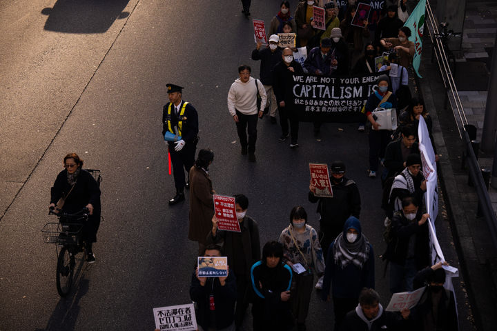 [도쿄=AP/뉴시스] 지난 2025년 11월 일본 도쿄 시내에서 시민들과 외국인 거주자들이 정부의 반이민 정책에 반대하는 시위를 벌이고 있다. 2026.03.22.
