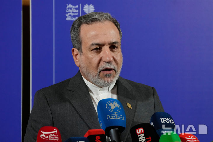 [AP/뉴시스] 이란의 아바스 아그라치 외무장관이 16일 테헤란서 국제회의 후 뉴스 브리핑을 하고 있다