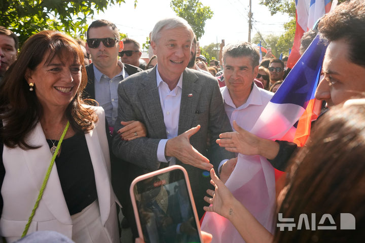 [AP/뉴시스] 초보수 성향 공화당의 호세 카스트 후보가 16일 투표일에 수도 산티안고 투표소 앞에서 지지자들과 악수하고 있다 
