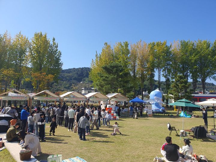[진주=뉴시스]진주시, 야외도서관 운영.(사진=진주시 제공).2025.11.16.photo@newsis.com *재판매 및 DB 금지