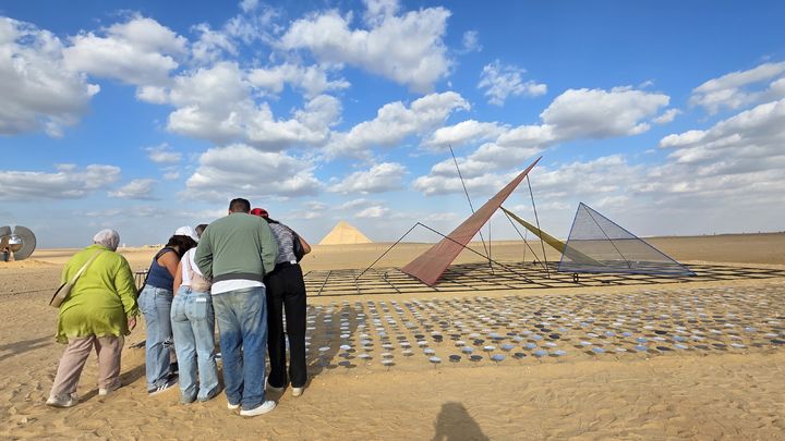 [카이로 사진=박현주 미술전문기자] 15일 박종규 대지미술 신작 '영원의 코드'에 도트 거울로 설치된 모스부호를 관람객들이 해석하고 있다. 2025.11.15. hyun@newsis.com *재판매 및 DB 금지