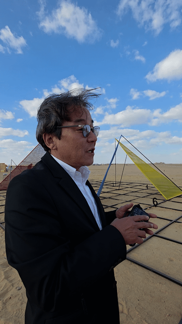 [카이로 사진=박현주 미술전문기자]박종규 작가가 '영원의 코드' 작품을 설명하고 있다. 2025.11.15. hyun@newsis.com *재판매 및 DB 금지