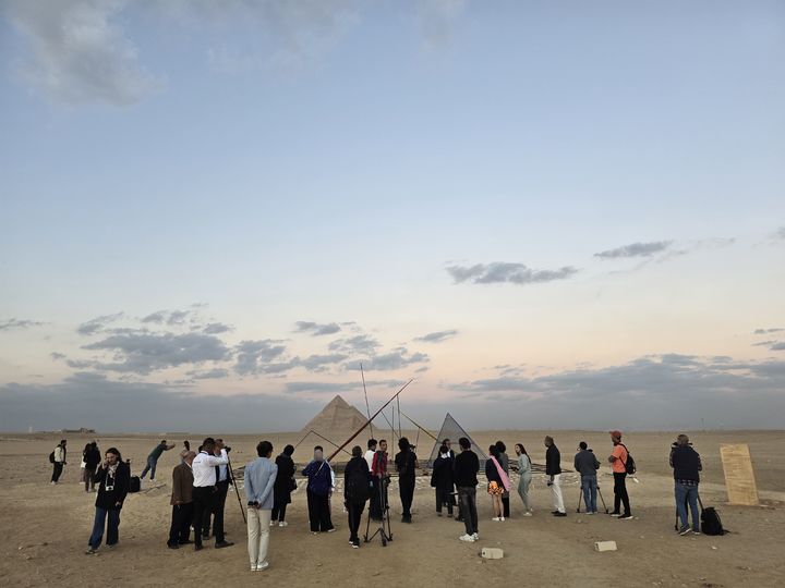 [카이로 사진=박현주 미술전문기자]7000년 전 피라미드의 실루엣이 박종규의 ‘영원의 코드’와 정확히 이어지며 하나의 구조처럼 보인다. *재판매 및 DB 금지