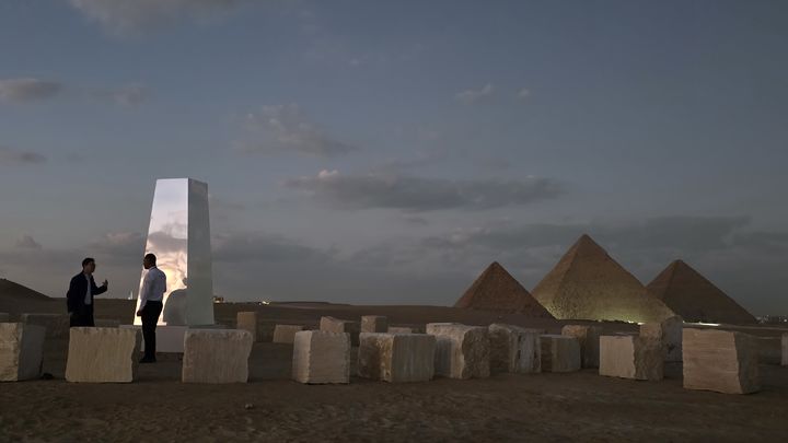 [카이로 사진=박현주 미술전문기자]피스톨레토의 스테인리스 구조물을 세우고 바위로 둘레를 친 거대한 신전 같은 작품. *재판매 및 DB 금지