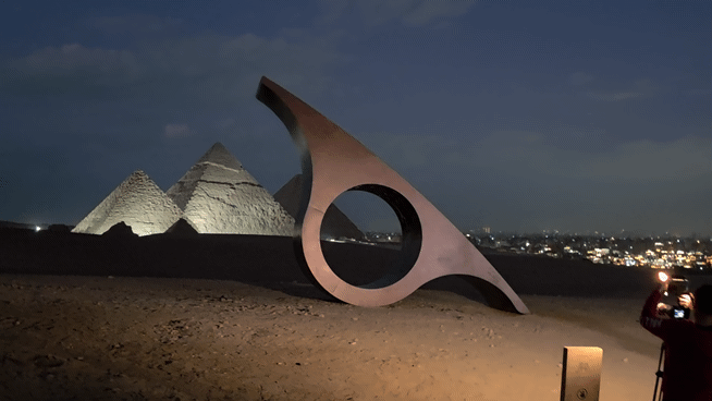 [카이로 사진=박현주 미술전문기자]고대 왕이 쓰던 반지를 거대한 구조물로 선보인 이집트 작가 살라 엘 마스리의 작품. 2025.11.15. hyun@newsis.com *재판매 및 DB 금지