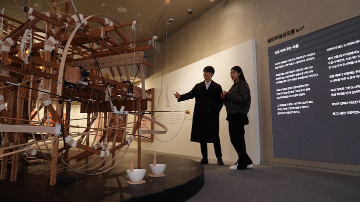 [서울=뉴시스] LG유플러스는 갤러리호튼과 협업해 이우환, 이세현 등 작가 9명의 작품을 서울 강남구 일상비일상의틈byU+에 전시한다고 16일 밝혔다. (사진=LG유플러스 제공) *재판매 및 DB 금지