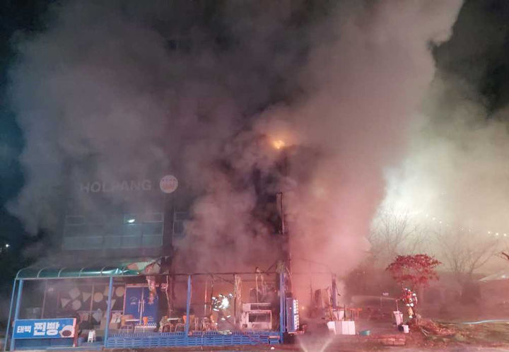 지난 15일 야간 태백시 황지동 용진상가 화재를 진압하고 있는 태백소방서 소방대원 모습.(사진=강원소방본부 제공) *재판매 및 DB 금지