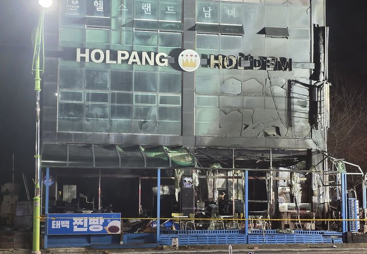 태백시 황지동 태백산국립공원사무소 인근 용진빌딩이 지난 15일 화재로 전소된 모습.(사진=독자 제공) *재판매 및 DB 금지