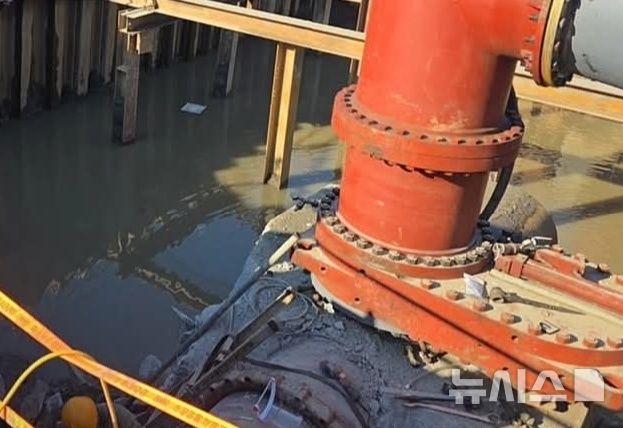 [고양=뉴시스] 경기 고양시 일산서구 덕이동 광역송수관 파손 현장.(사진=독자 제공).photo@newsis.com