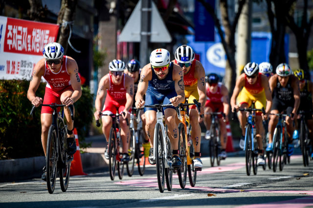 [통영=뉴시스] 신정철 기자= 경남 통영시에서 16일 개최예정인 ‘2025 통영 월드 트라이애슬론컵 대회’ 동호인부 경기가 전날 사망사고로 전면 취소됐다. 사진은 지난해 대회 경기 모습.(사진=통영시 제공).2025.11.16. photo@newsis.com *재판매 및 DB 금지